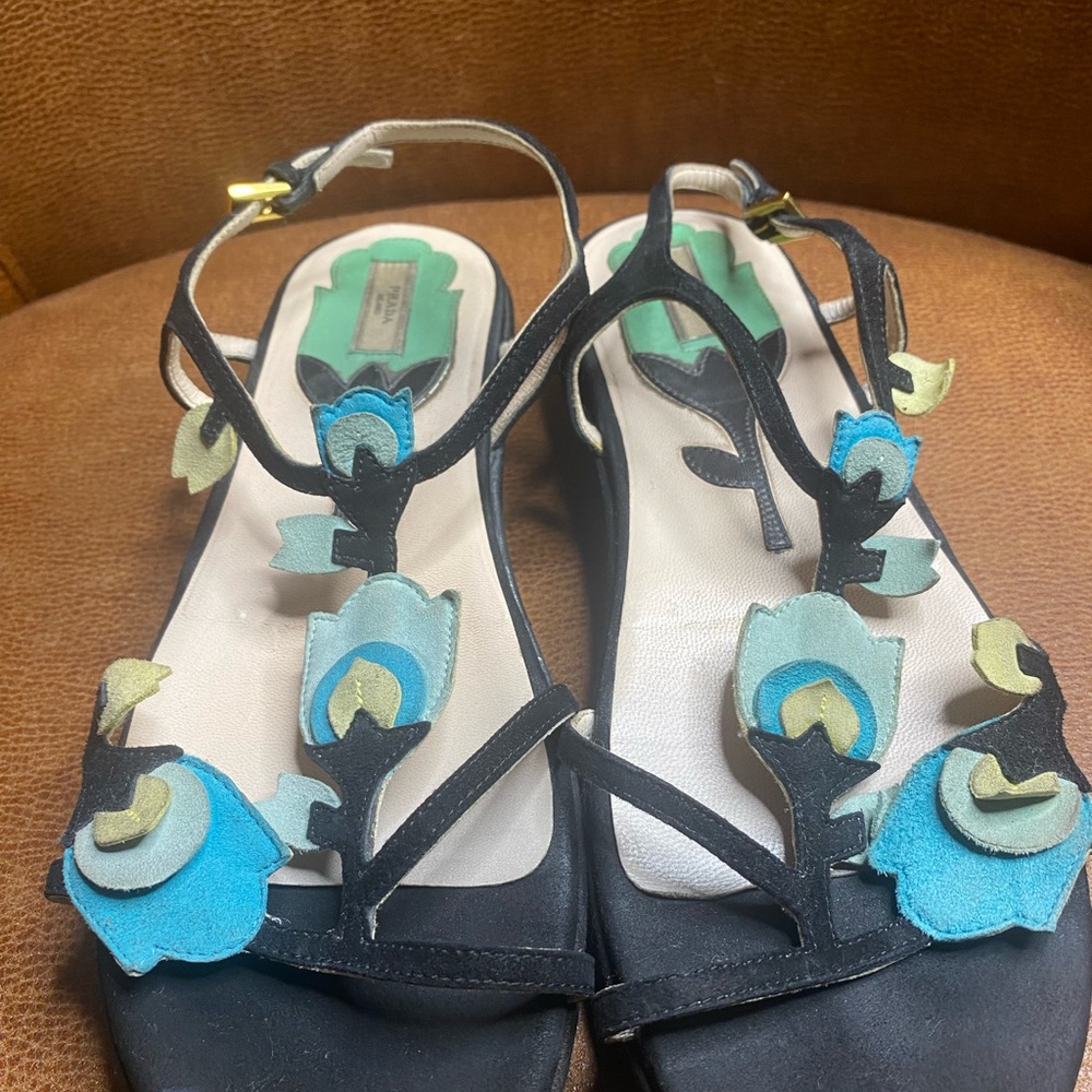 Prada Black Suede/ Leather Floral Flat
Sandals Made in Italy Size 38
Vintage Y2K